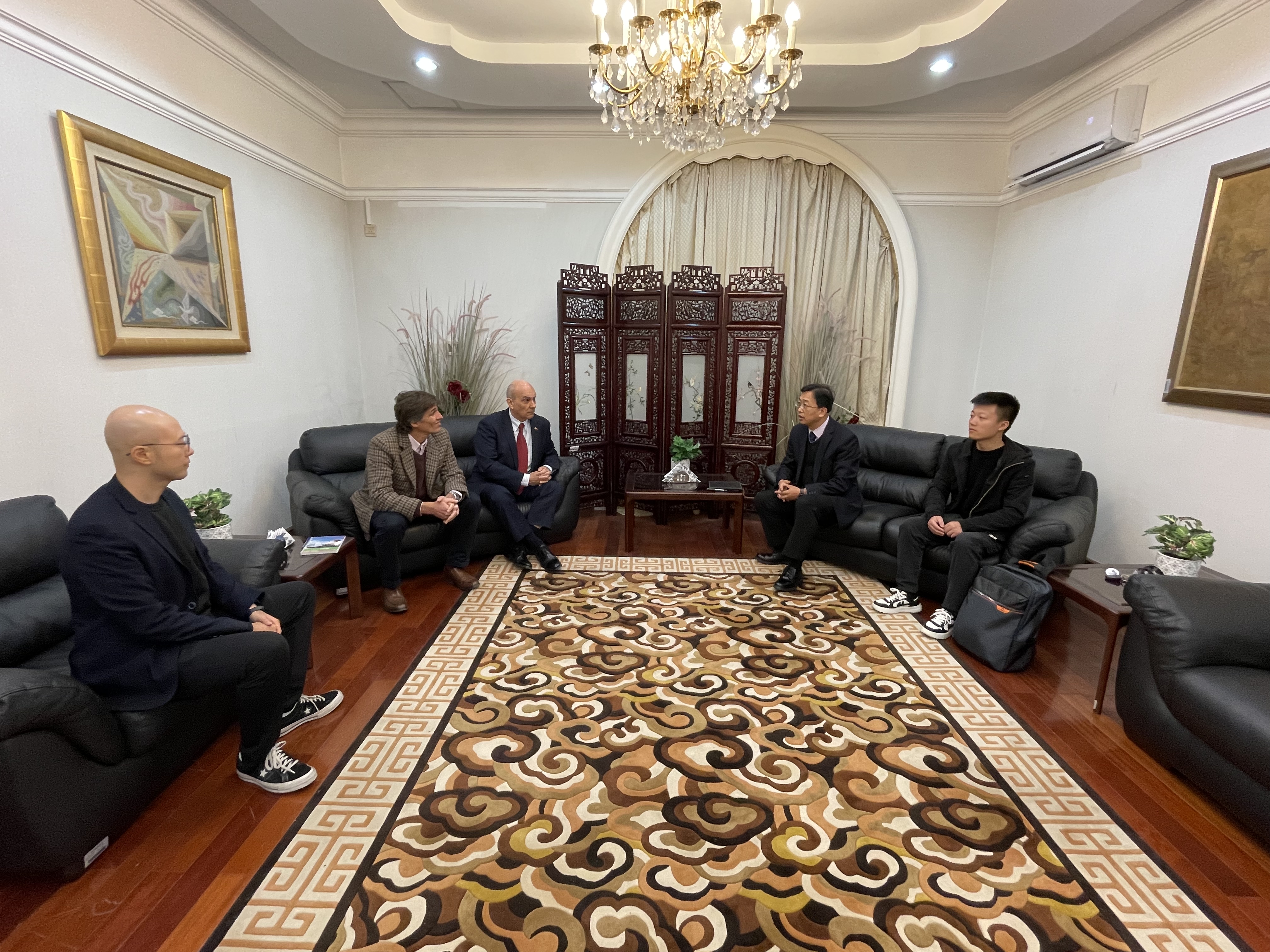 Der Handelsberater der chinesischen Botschaft im uruguayischen Handelsministerium, Minghui Jiang, traf sich mit dem Generalsekret&auml;r der uruguayisch-chinesischen Handelskammer, Leonardo Couto, sowie Alfredo Pintos und Senior Overseas Sales Manager Jianai Du, Senior Engineer Dengying Ding von Shijiazhuang TonHe Electronics Technologies Co., Ltd.(Best.-Nr. 300491).
